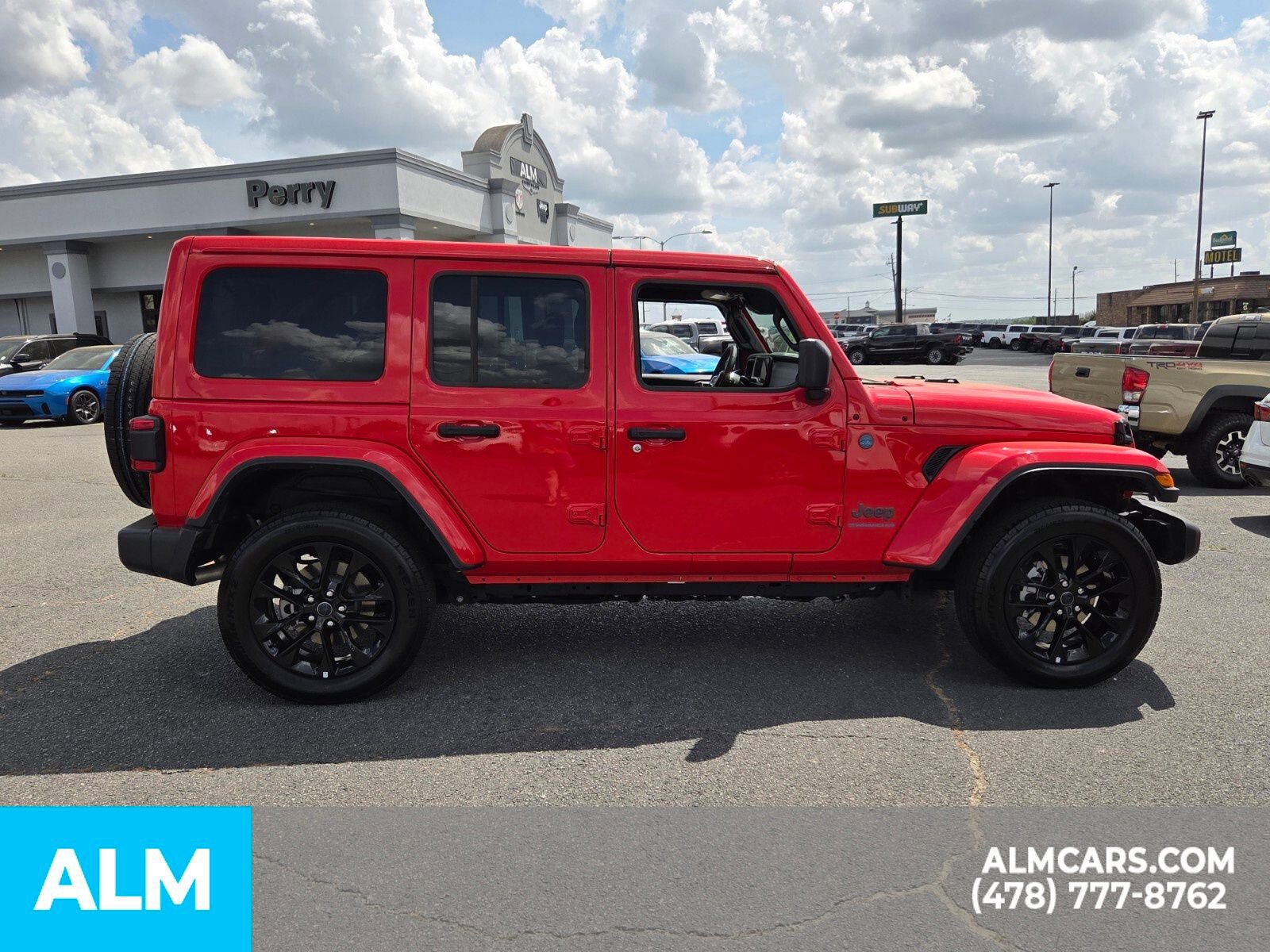 Used 2025 Jeep Wrangler Unlimited Sahara w/ Safety Group image 12