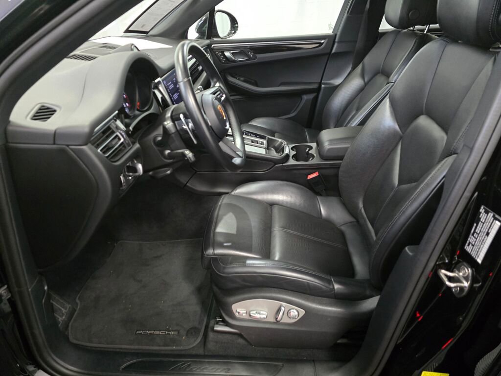 Certified 2024 Porsche Macan image 5