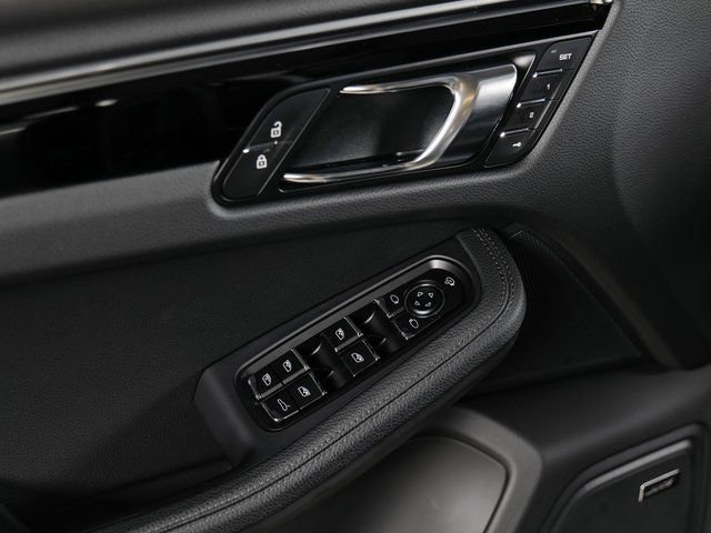 Certified 2026 Porsche Macan AWD/4WD image 30