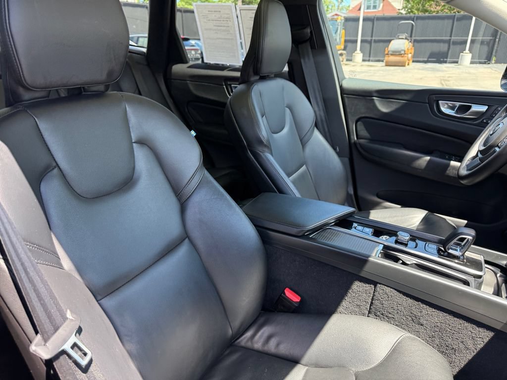 Used 2025 Volvo XC60 B5 Core AWD/4WD image 18