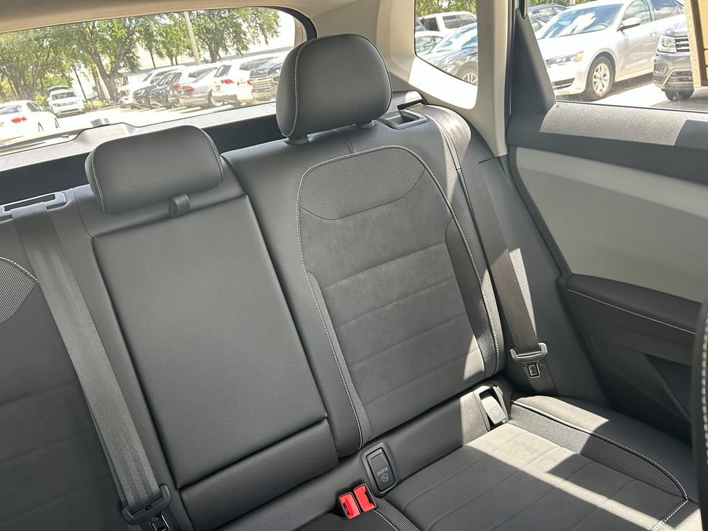 Used 2024 Volkswagen Taos SE FWD image 14