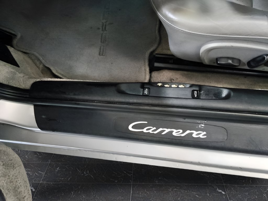 Used 2001 Porsche 911 Carrera RWD image 30