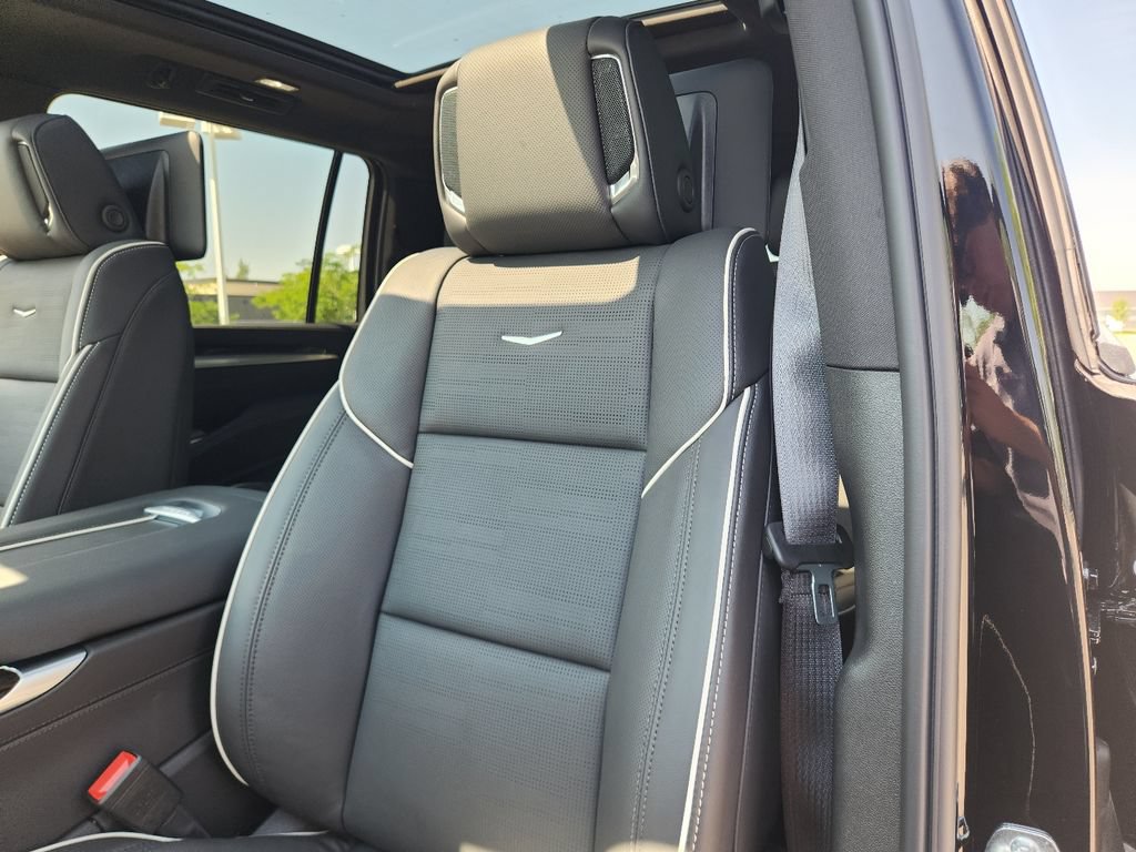 New 2026 Cadillac Escalade ESV Luxury w/ Touring Package AWD/4WD image 13