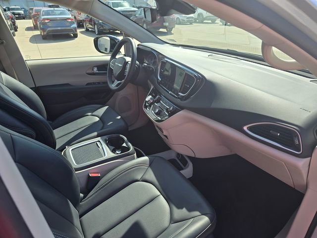 Used 2024 Chrysler Pacifica Touring-L image 18