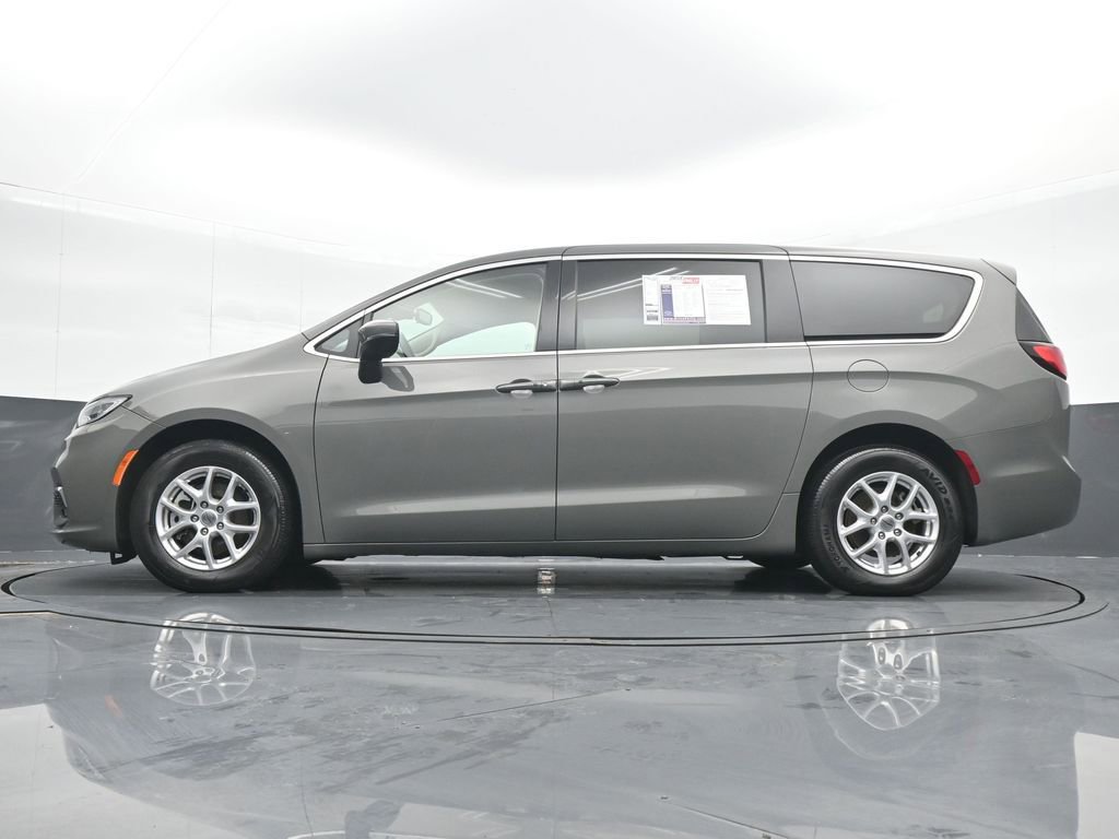 Used 2023 Chrysler Pacifica Touring-L image 18