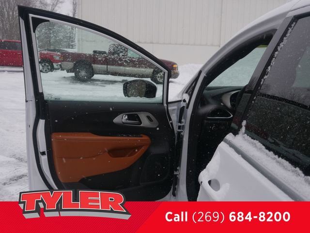 New 2026 Chrysler Pacifica Pinnacle w/ Trailer Tow Group AWD/4WD image 21