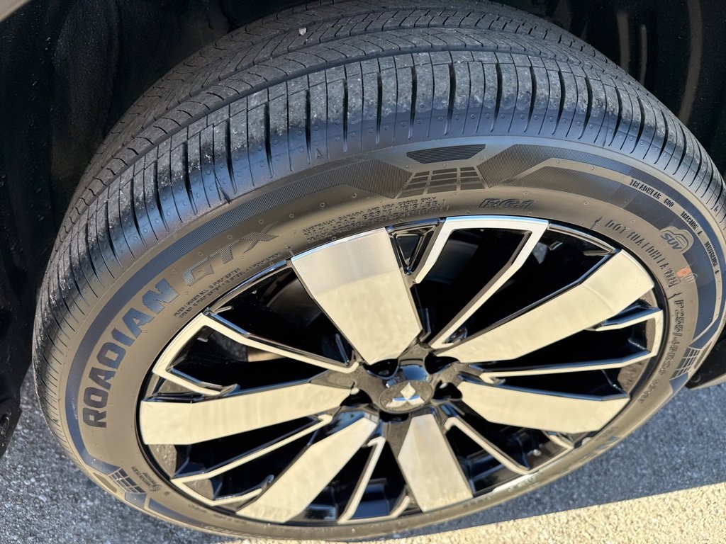 New 2025 Mitsubishi Outlander SE image 13