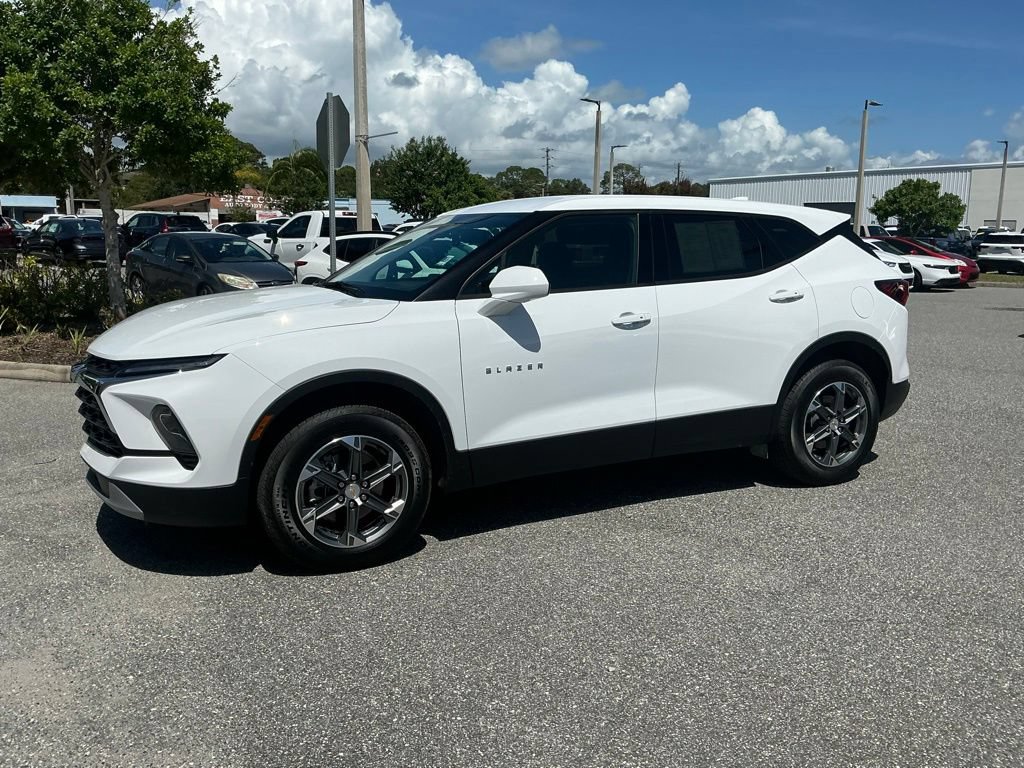 Used 2025 Chevrolet Blazer LT FWD image 2