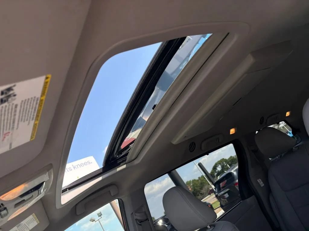 Used 2017 Toyota Sienna XLE Premium AWD/4WD image 25