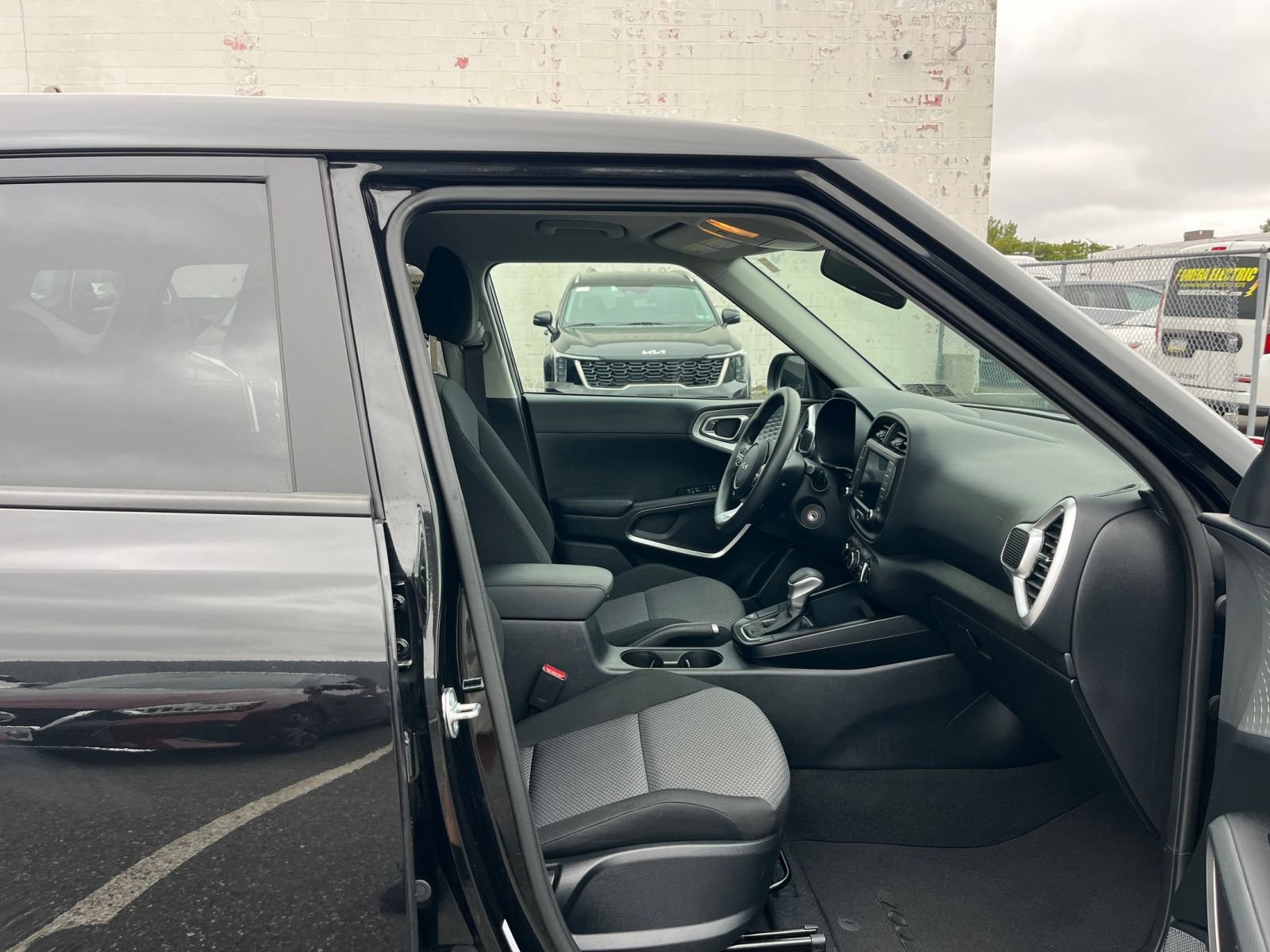Used 2025 Kia Soul LX w/ LX Technology Package FWD image 24