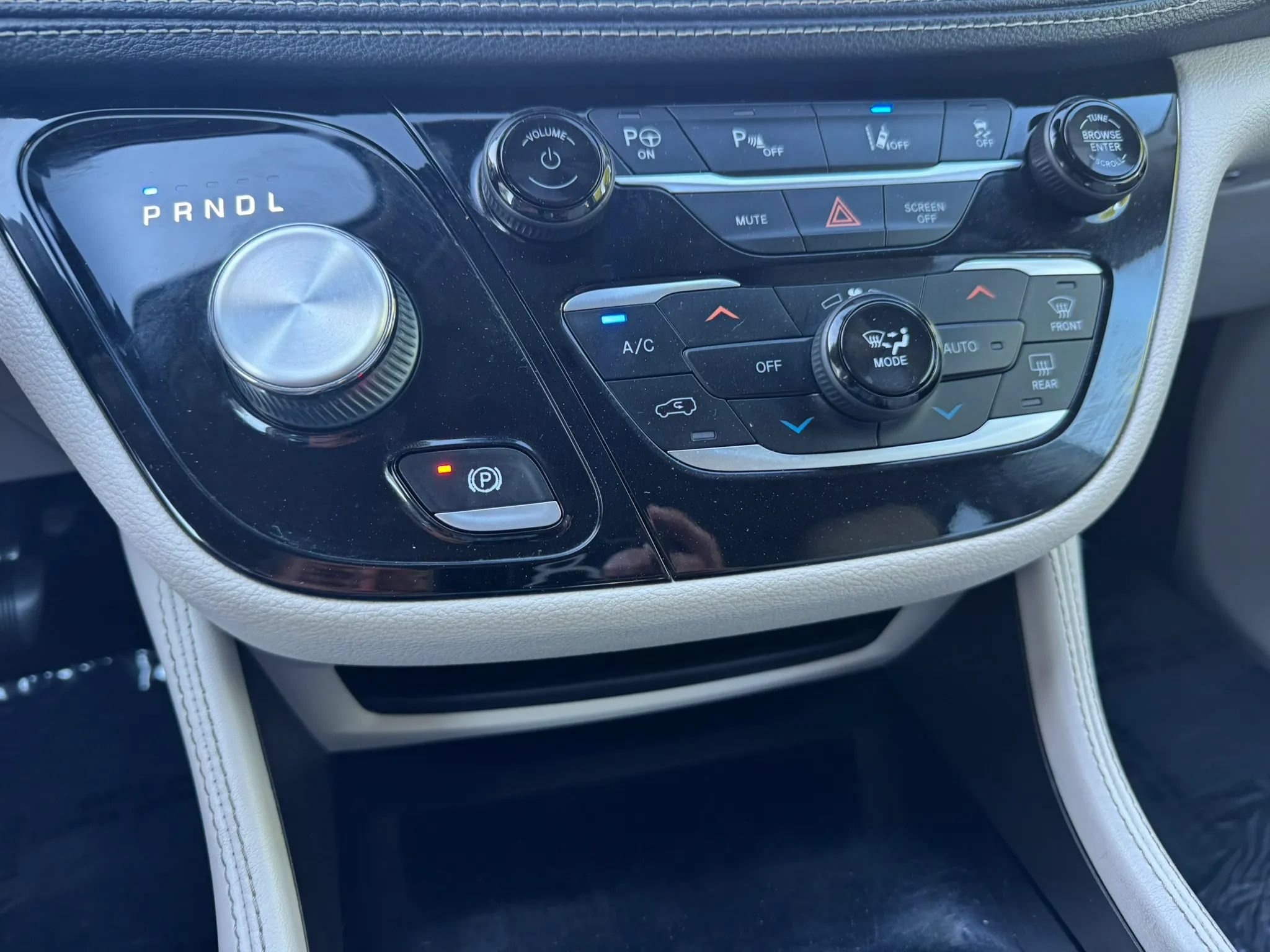 Used 2021 Chrysler Pacifica Limited w/ Premium & Safety Sphere Group FWD image 39
