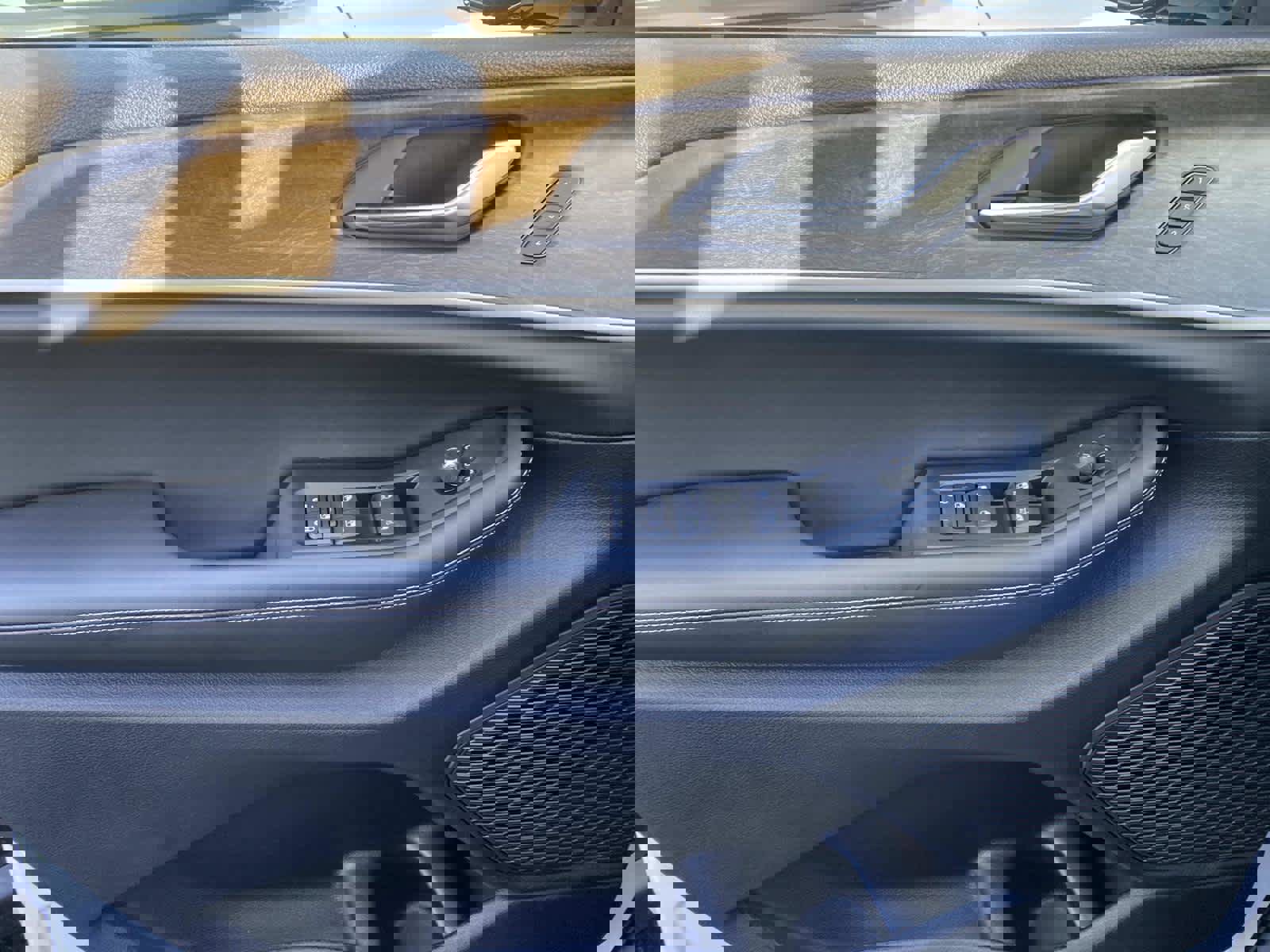 New 2025 Jeep Grand Cherokee Limited w/ Black Appearance Package image 17