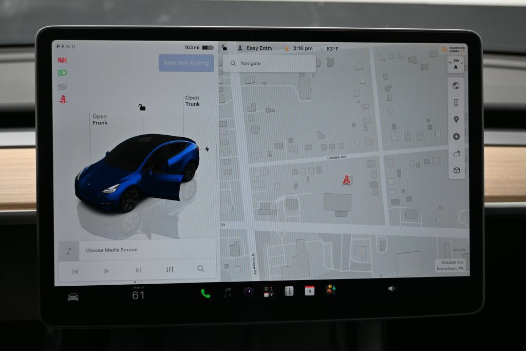 Used 2025 Tesla Model Y Long Range RWD image 23