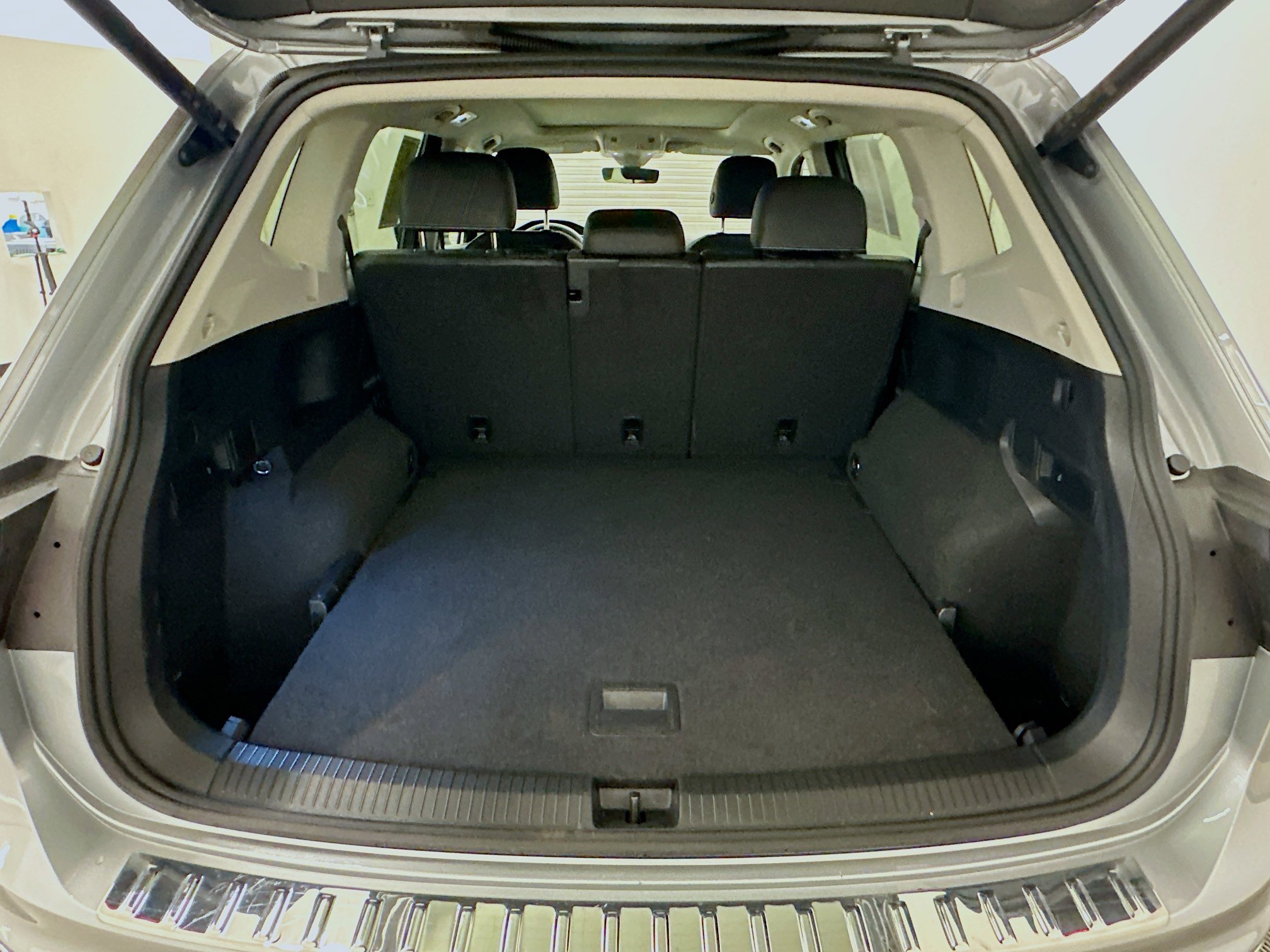 Used 2024 Volkswagen Tiguan SE w/ Panoramic Sunroof Package image 31