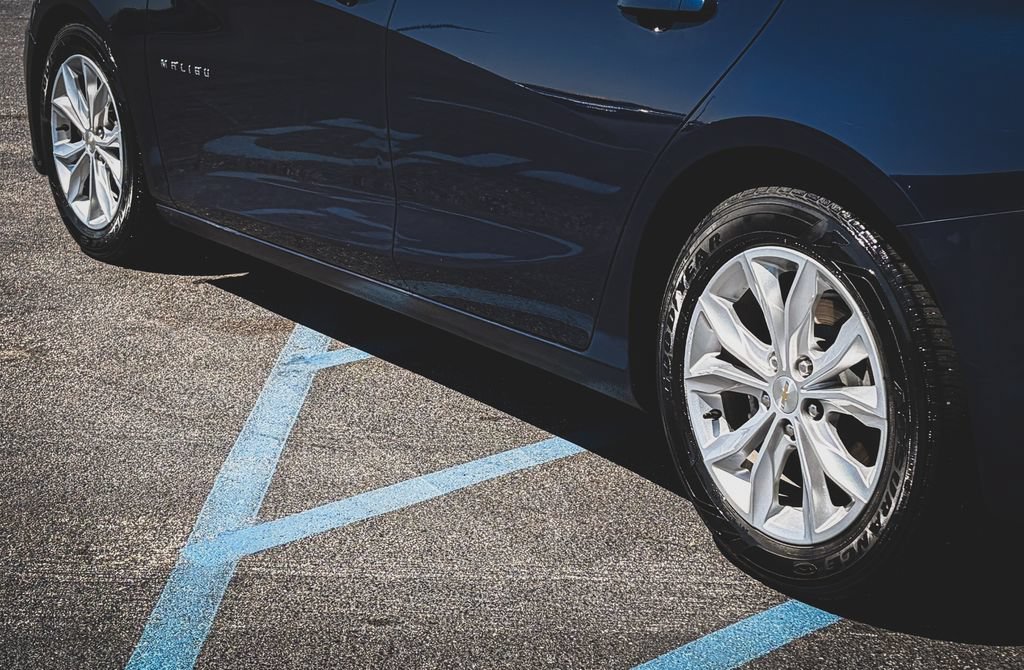 Used 2019 Chevrolet Malibu Hybrid w/ Leather Package FWD image 22