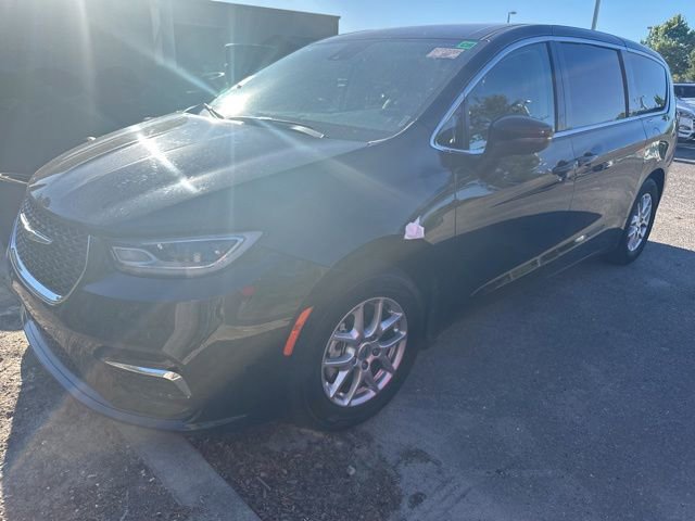 Used 2023 Chrysler Pacifica Touring-L FWD image 1