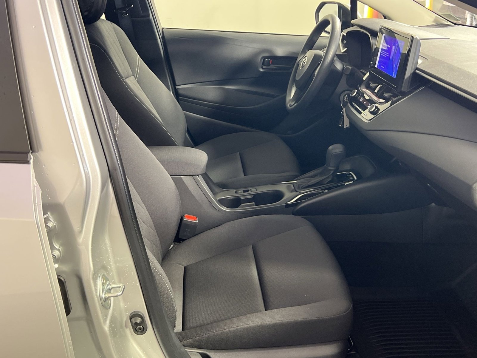 Used 2025 Toyota Corolla LE image 28