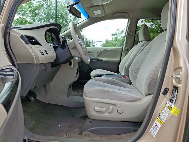Used 2013 Toyota Sienna LE w/ Towing Pkg FWD image 16