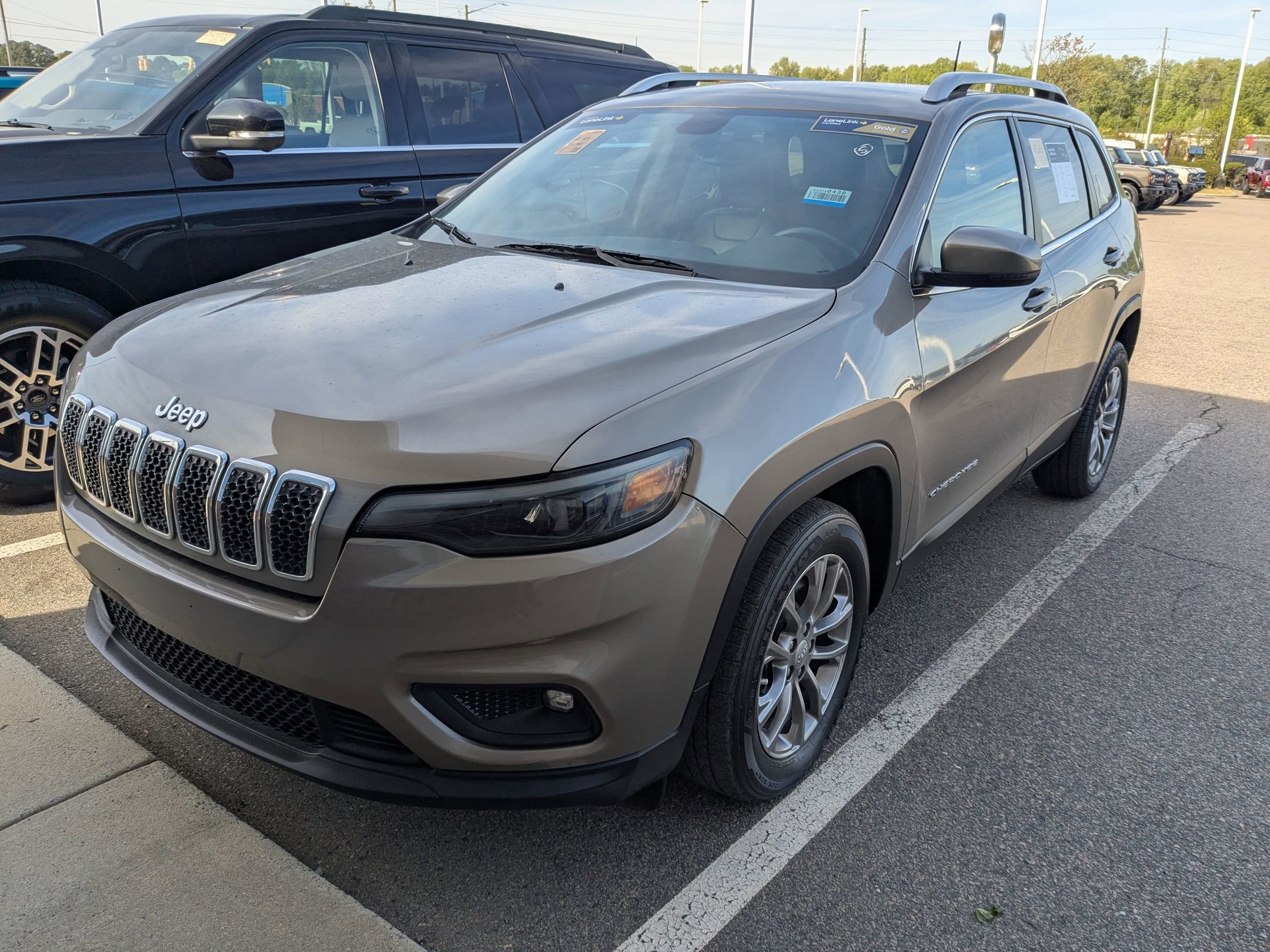 Used 2019 Jeep Cherokee Latitude Plus w/ Comfort/Convenience Group image 3