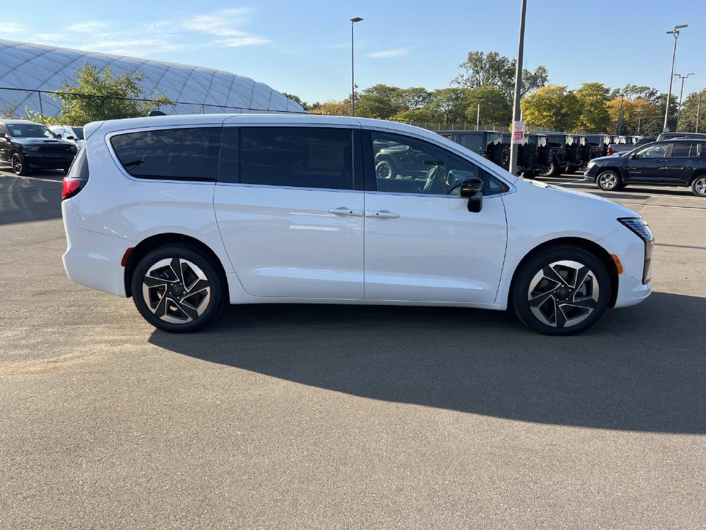 New 2027 Chrysler Pacifica Limited AWD/4WD image 7