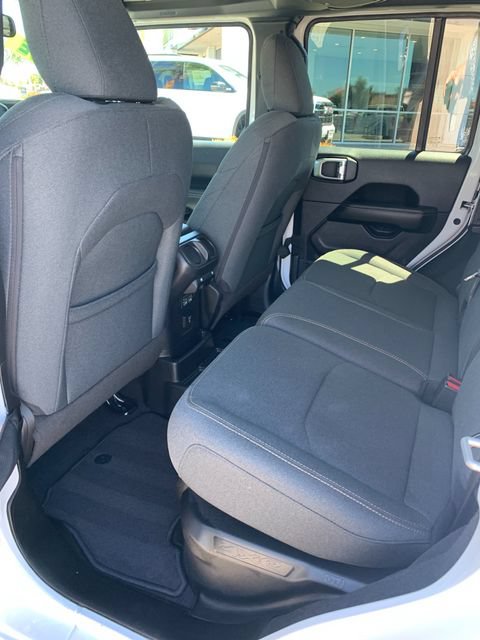 Used 2025 Jeep Wrangler Unlimited Sahara AWD/4WD image 17