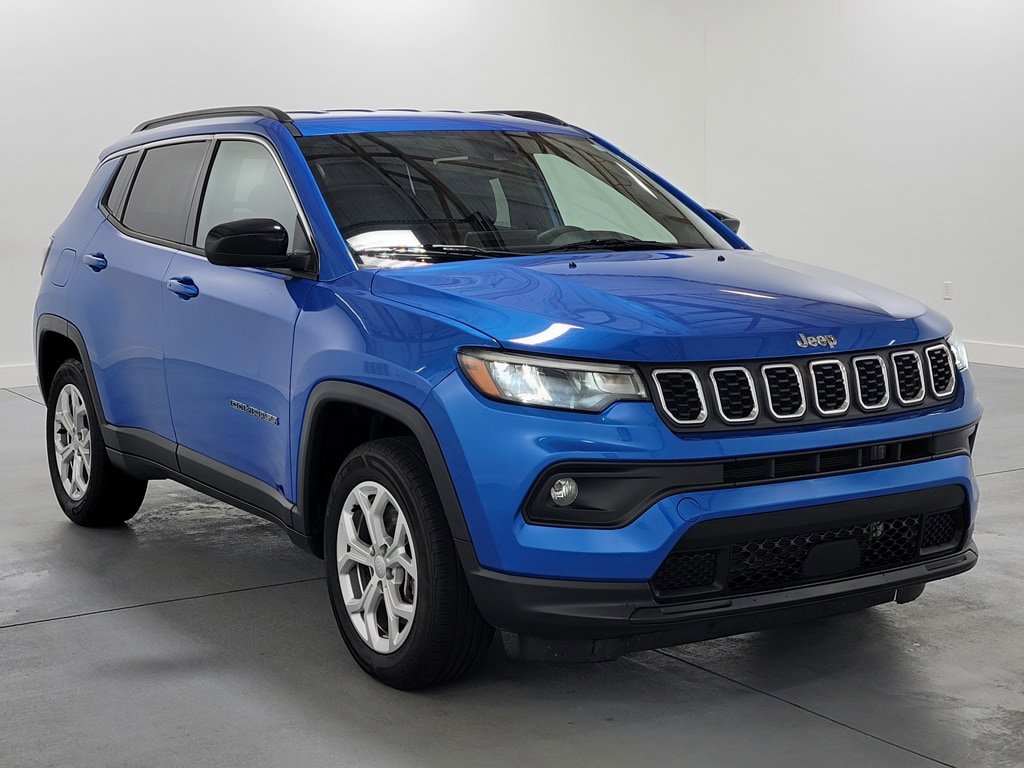 Used 2024 Jeep Compass Latitude image 2