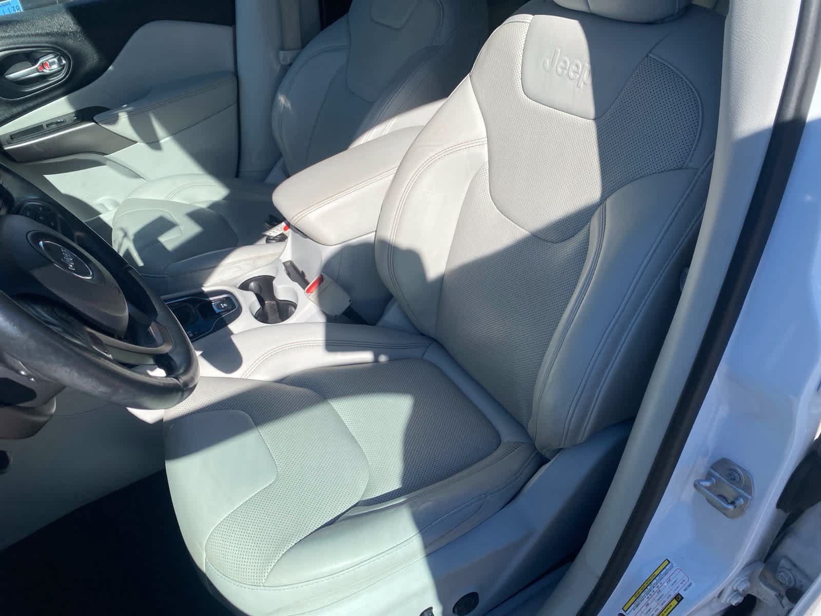 Used 2019 Jeep Cherokee Limited FWD image 11
