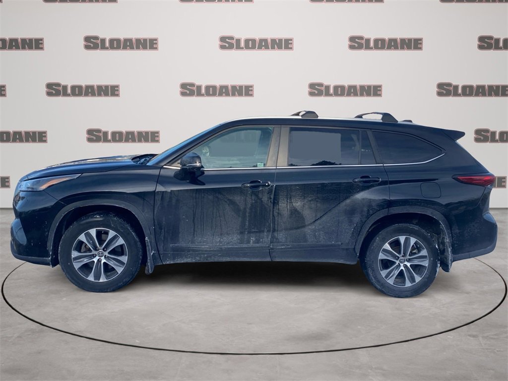 Used 2023 Toyota Highlander XLE image 2