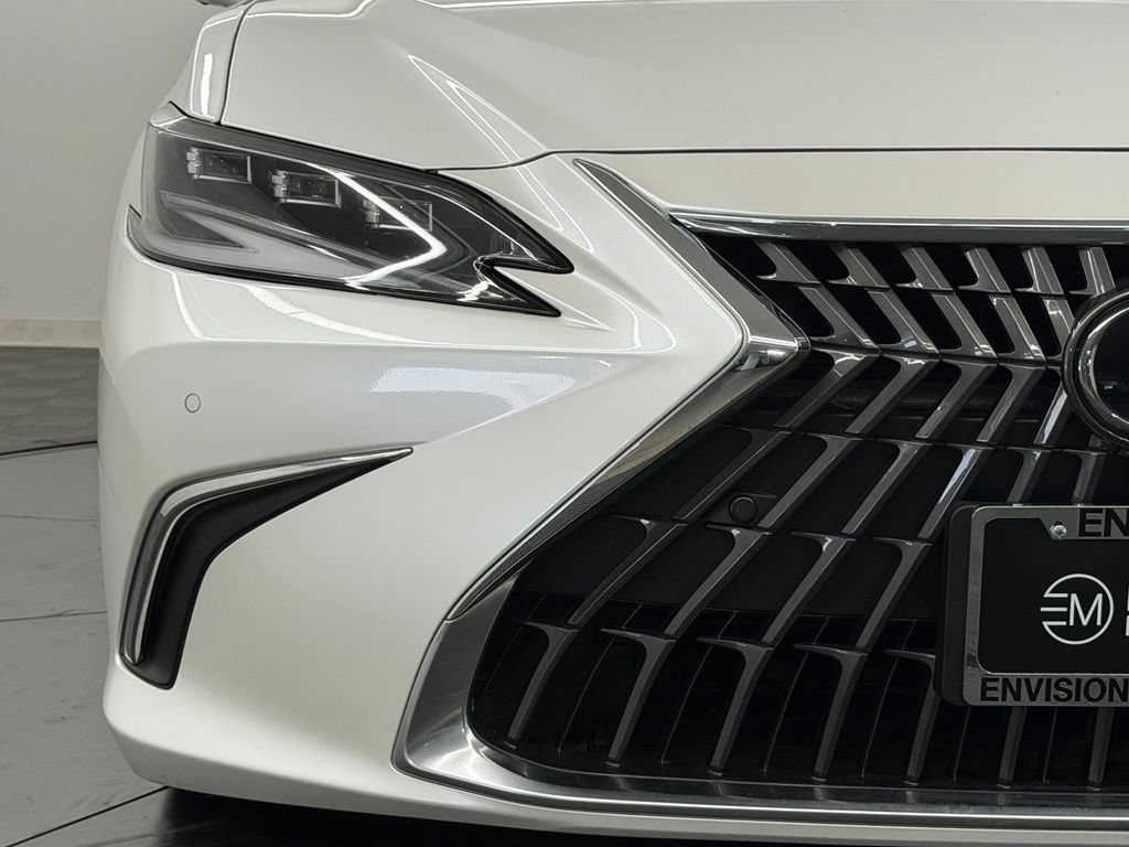 Used 2025 Lexus ES 300h w/ Luxury Package FWD image 9