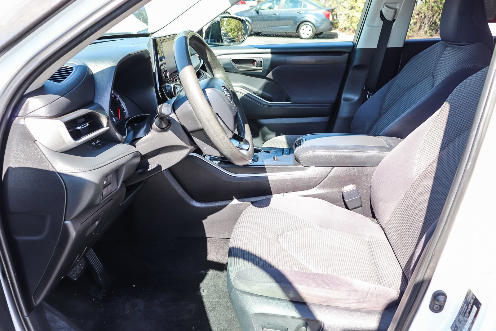 Used 2021 Toyota Highlander L FWD image 22