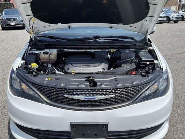 Used 2020 Chrysler Voyager L image 31