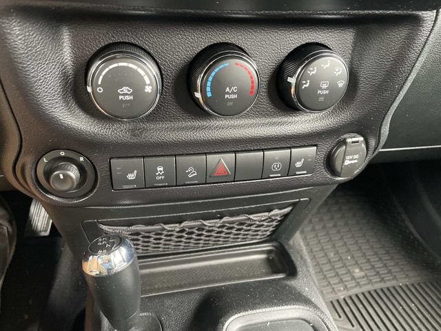 Used 2015 Jeep Wrangler Unlimited Sahara w/ Connectivity Group AWD/4WD image 20