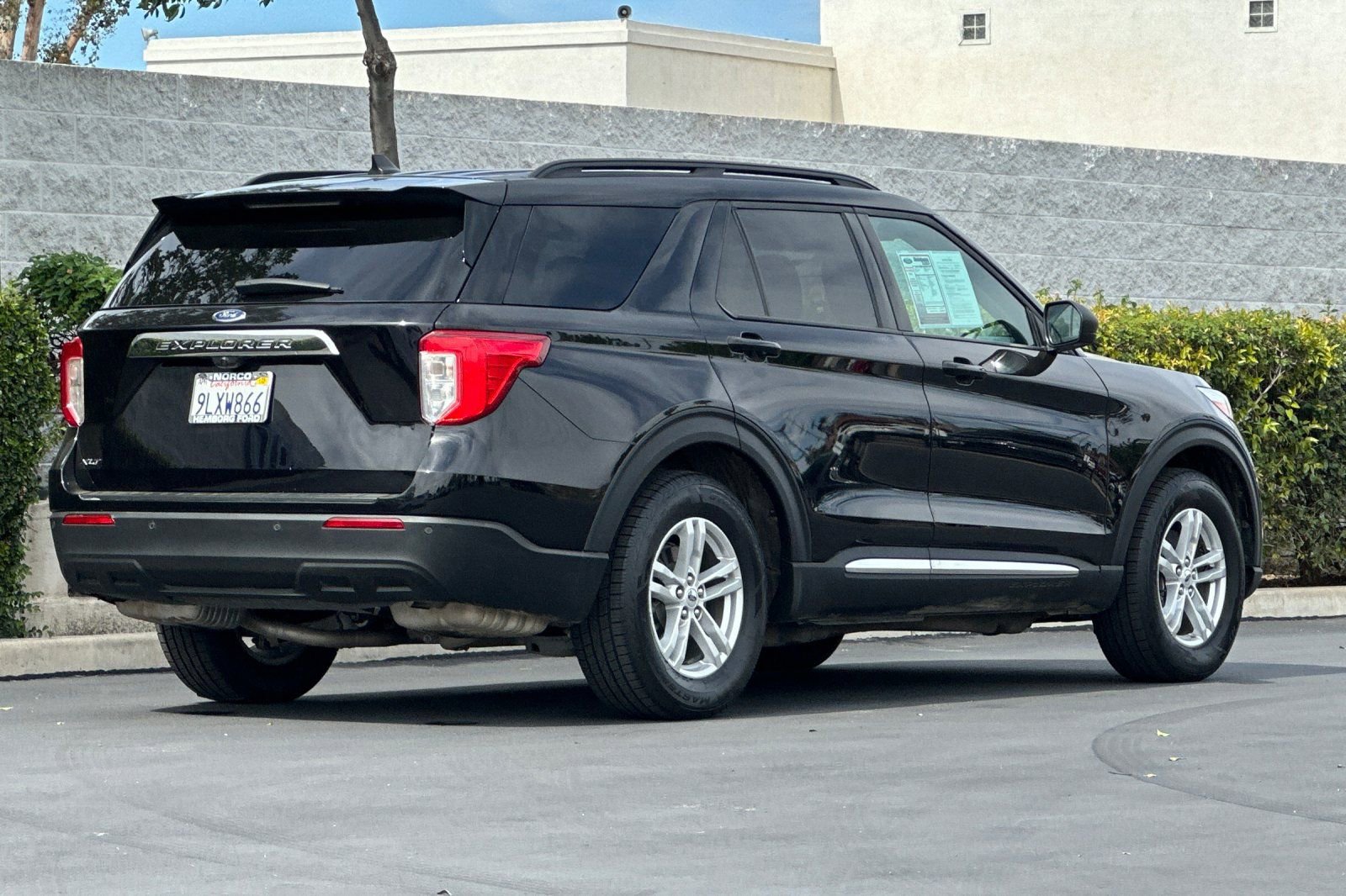 Used 2024 Ford Explorer XLT RWD image 4