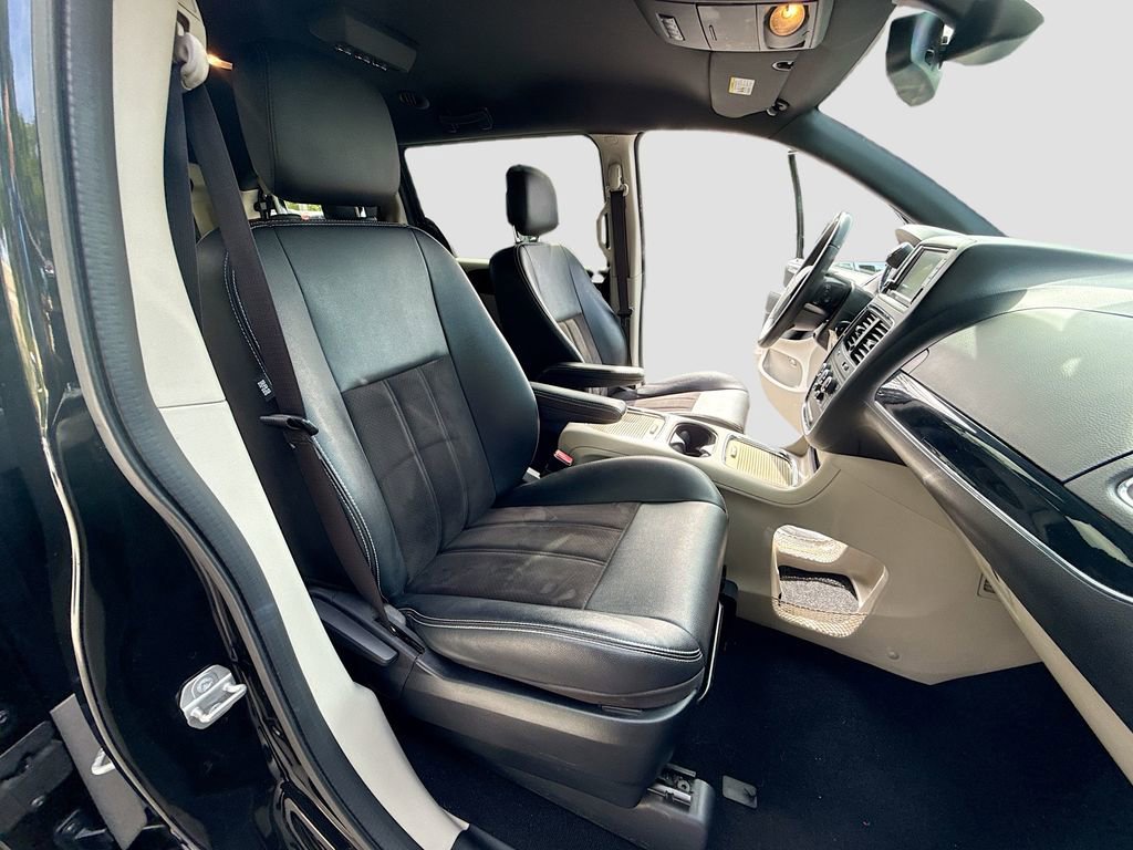 Used 2020 Dodge Grand Caravan SXT image 28