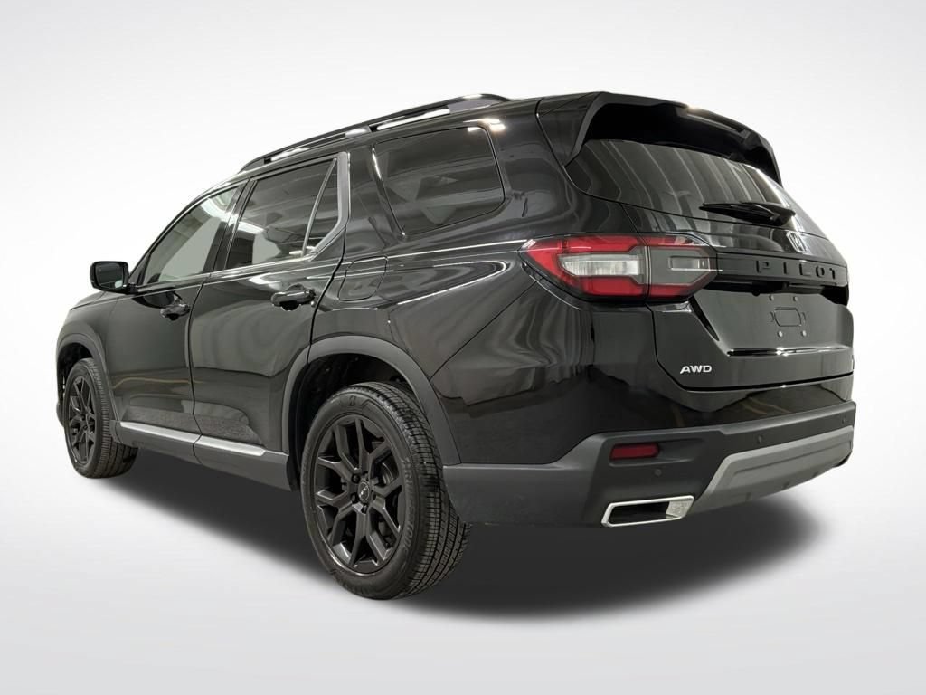 Used 2025 Honda Pilot Touring image 2
