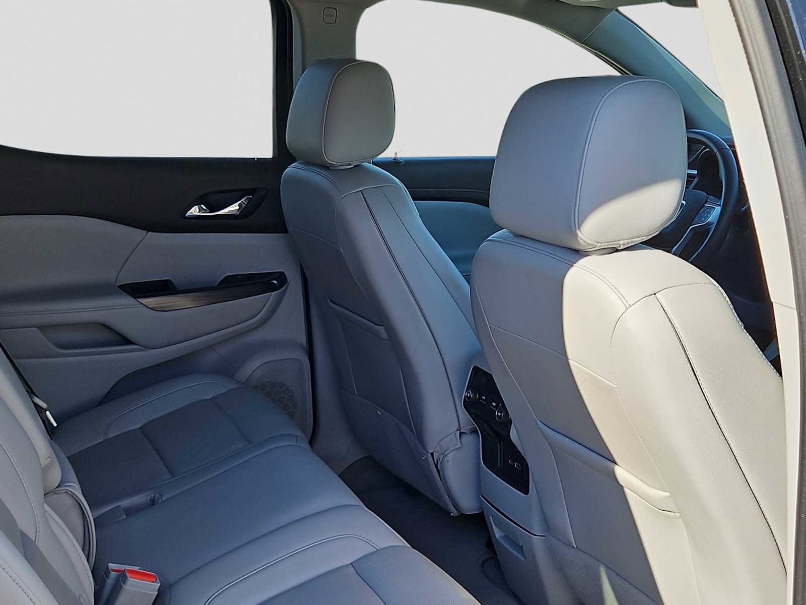 Used 2023 GMC Acadia SLT image 16