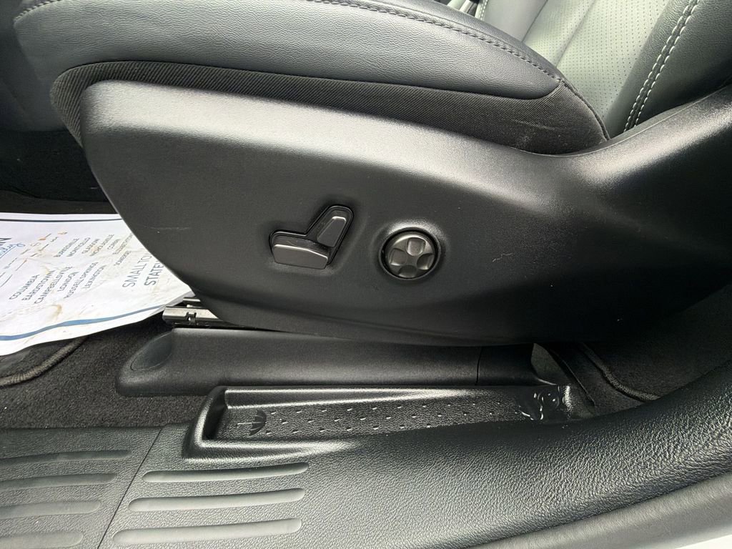 Used 2025 Chrysler Voyager LX FWD image 18