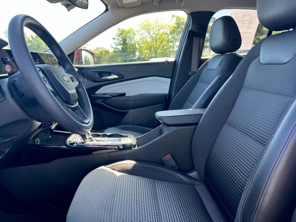 Used 2025 Chevrolet Trax LT image 4