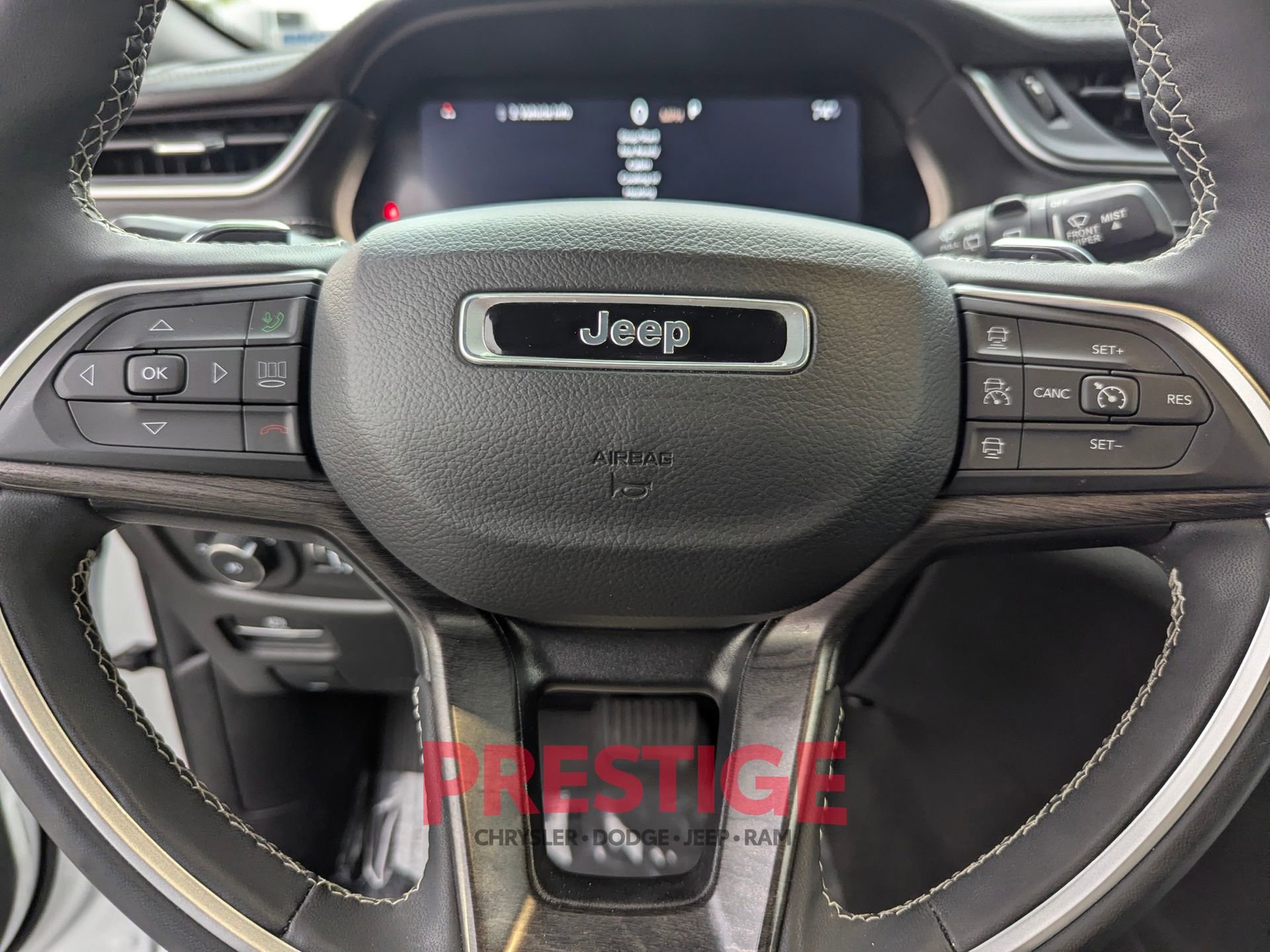 Used 2024 Jeep Grand Cherokee L Limited AWD/4WD image 16