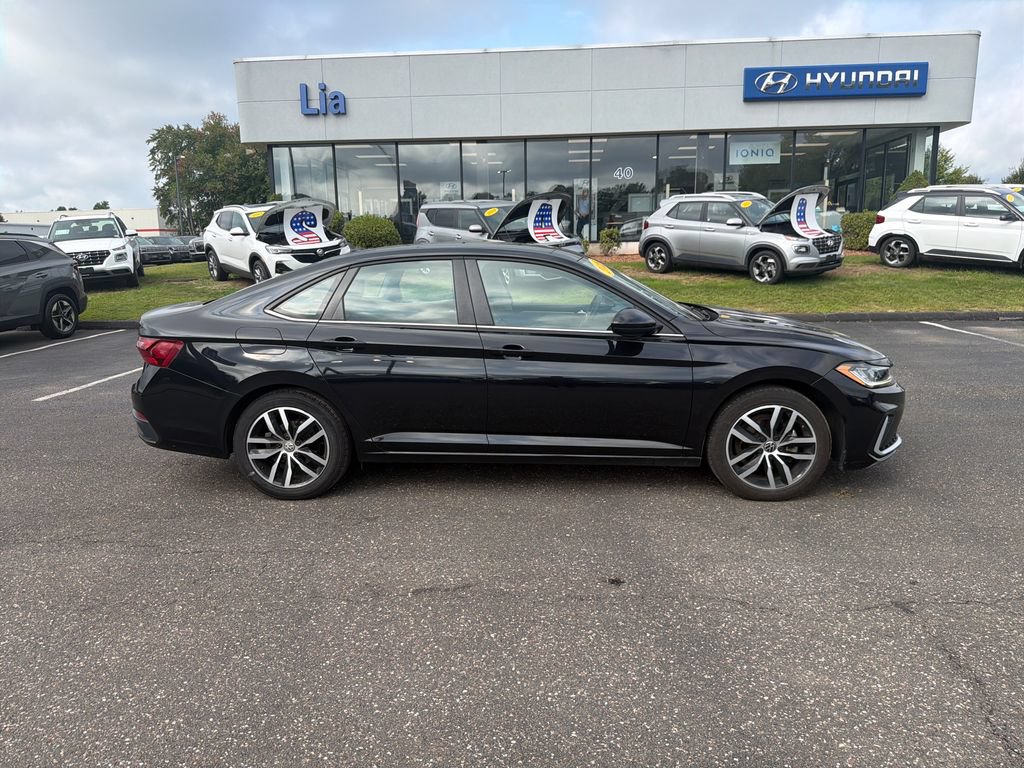 Used 2025 Volkswagen Jetta SE FWD image 2