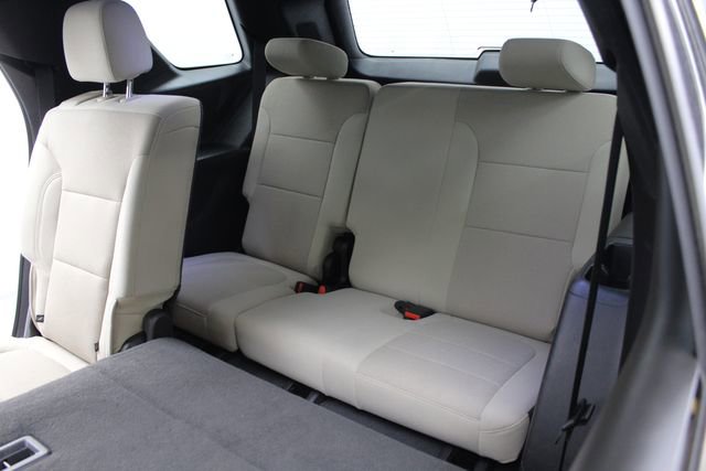 Used 2022 Chevrolet Traverse LS FWD image 17