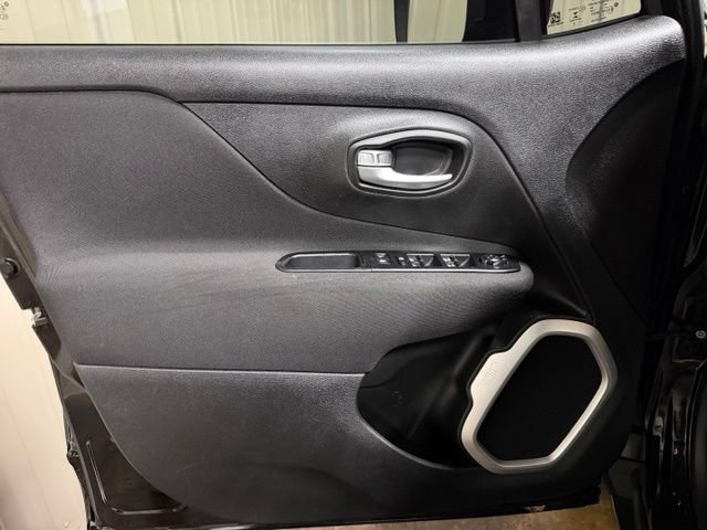 Used 2019 Jeep Renegade Latitude FWD image 12