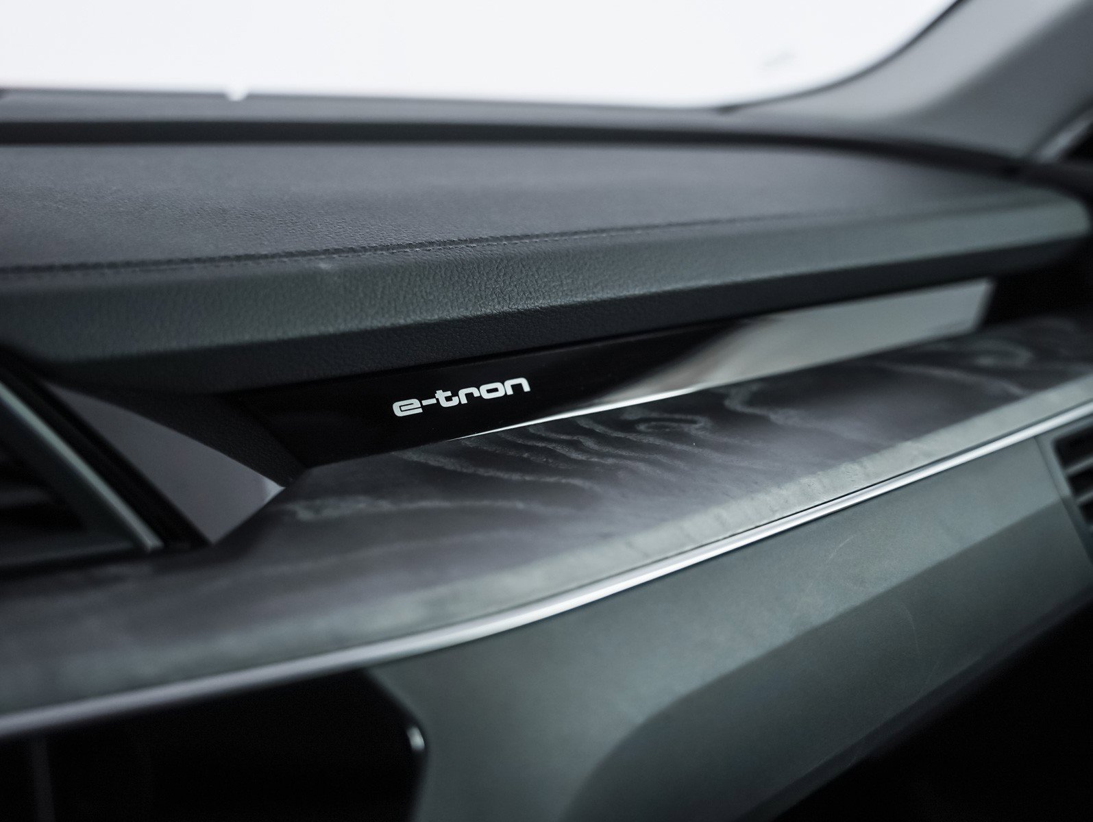 Used 2024 Audi Q8 e-tron Premium Plus w/ Premium Plus Package image 20