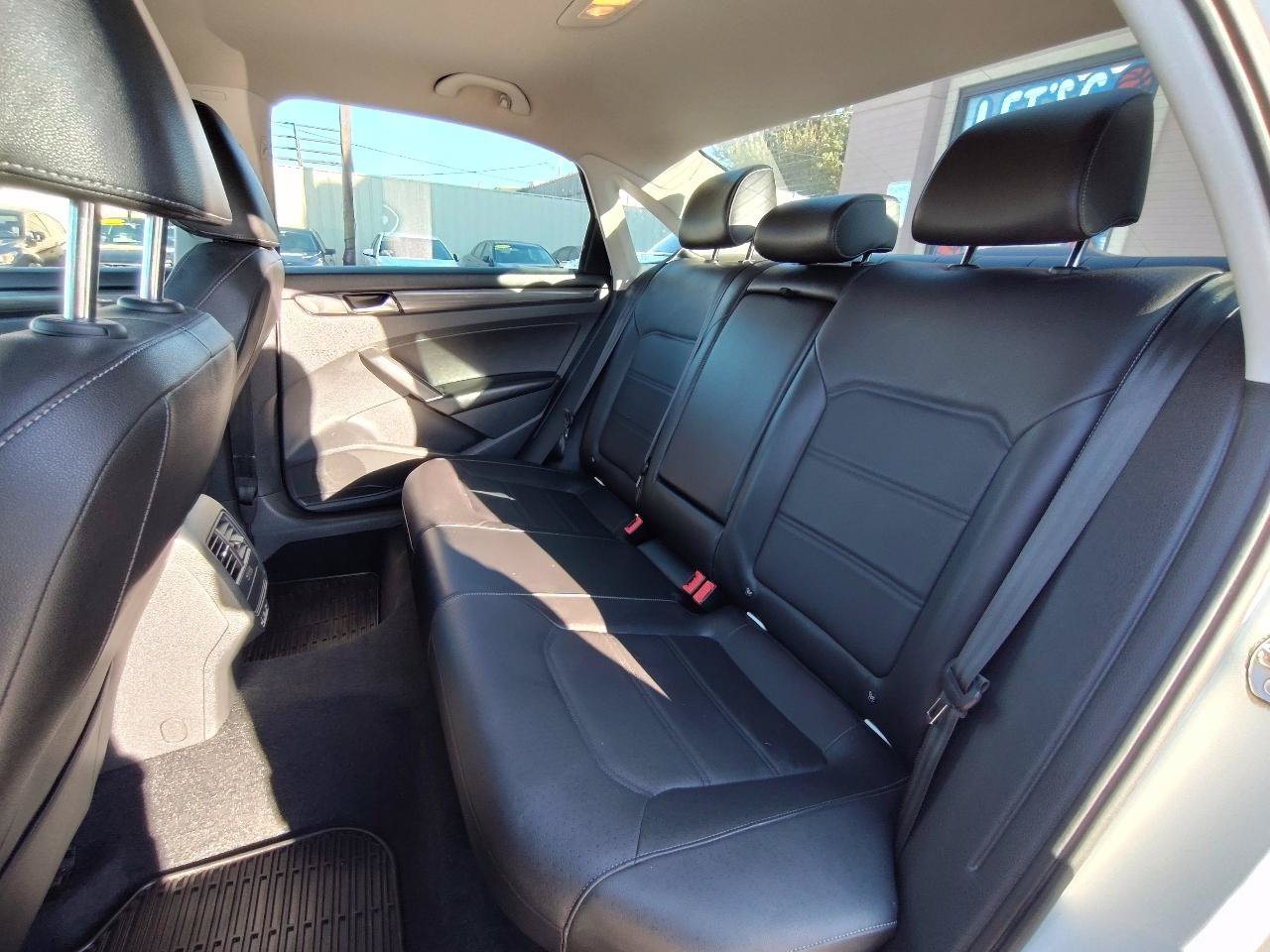 Used 2020 Volkswagen Passat 2.0T R-Line FWD image 31