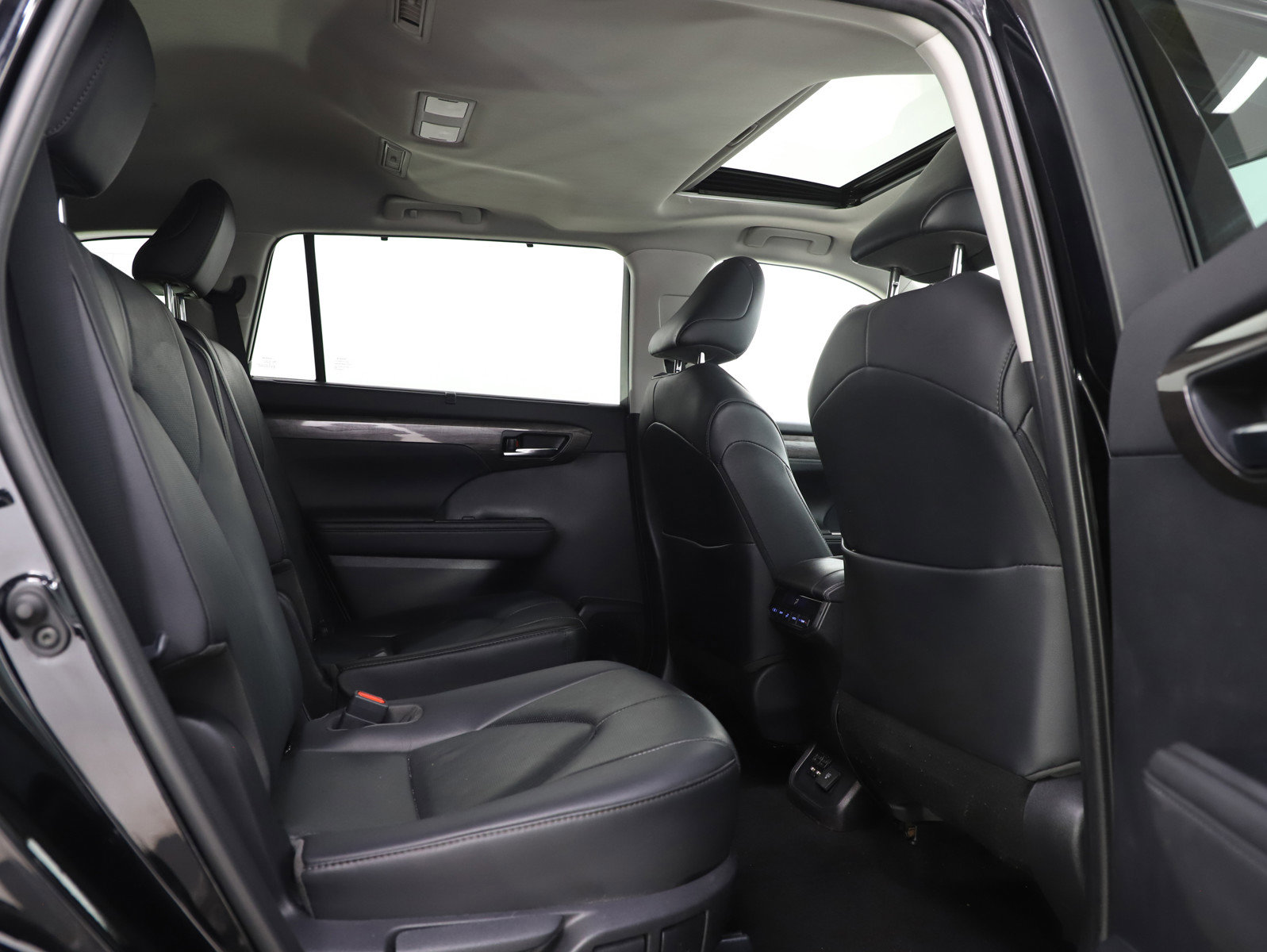 Used 2020 Toyota Highlander Limited image 12