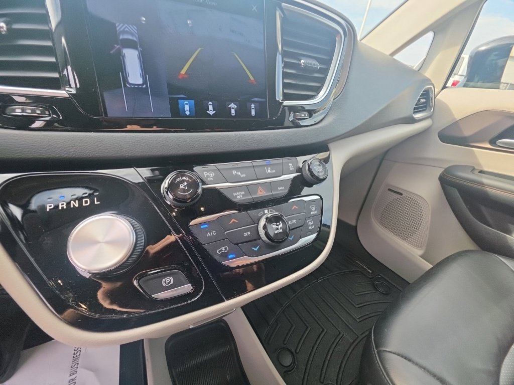 Used 2017 Chrysler Pacifica Touring-L Plus w/ Advanced Safetytec Group FWD image 23