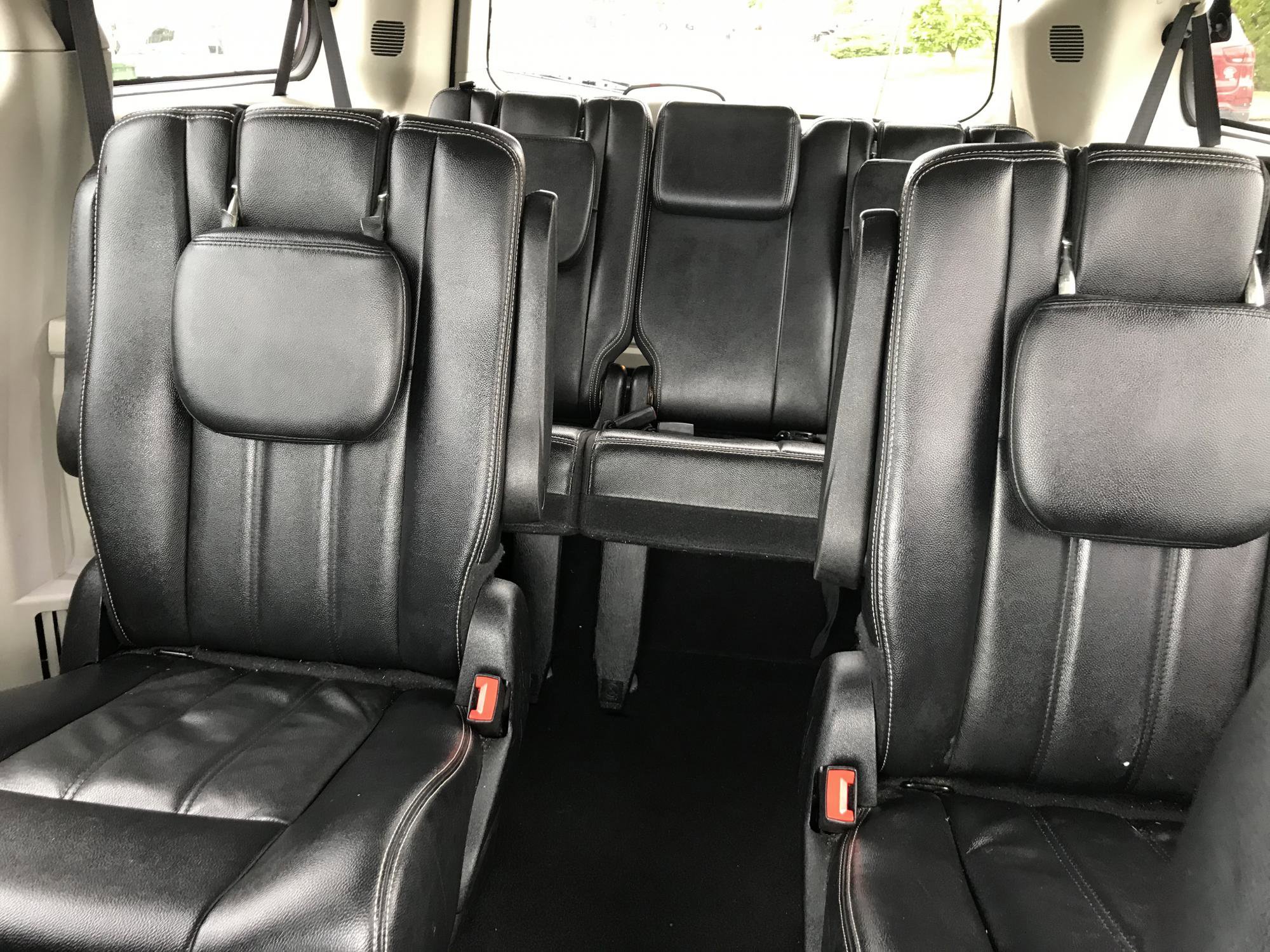 Used 2016 Chrysler Town & Country Touring FWD image 17