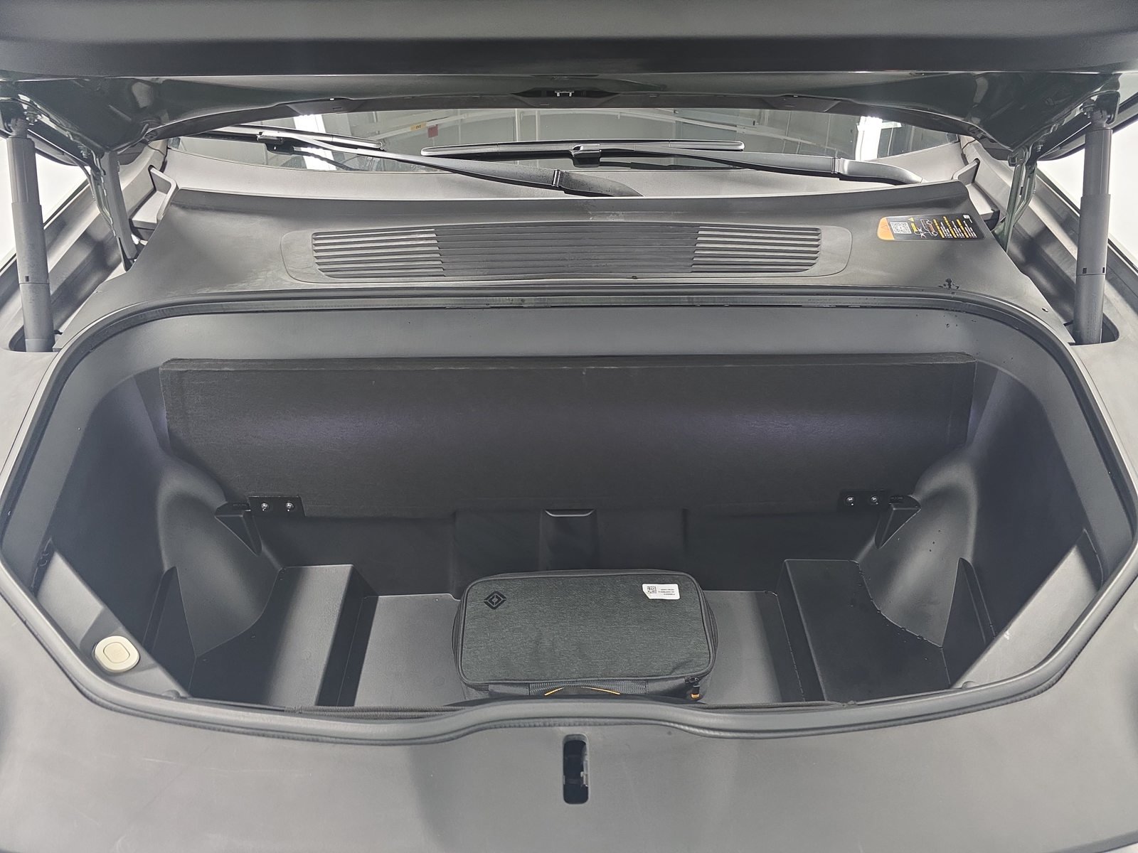 Used 2023 Rivian R1S Adventure Quad AWD/4WD image 14