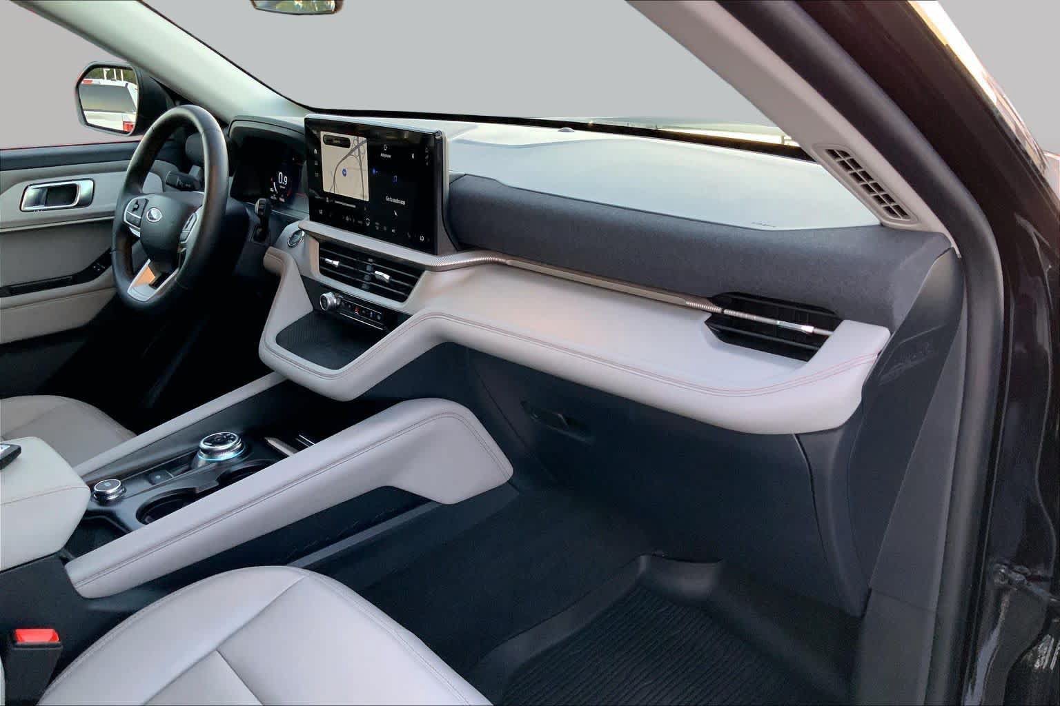Used 2025 Ford Explorer Active w/ Active Comfort Package RWD image 17