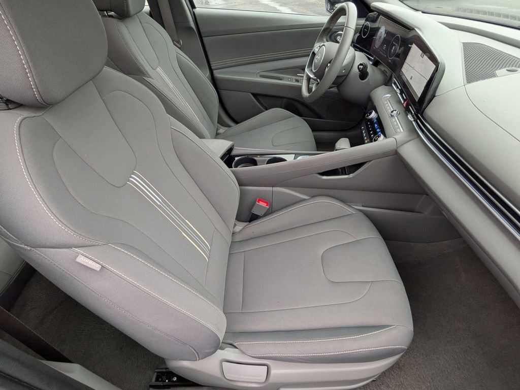 Used 2025 Hyundai Elantra SEL FWD image 25